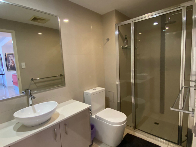 Bathroom, Katara on Smith, Darwin