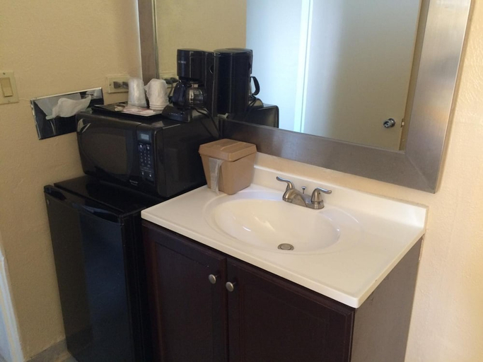Bathroom 5, Alamo Motel, Sheridan