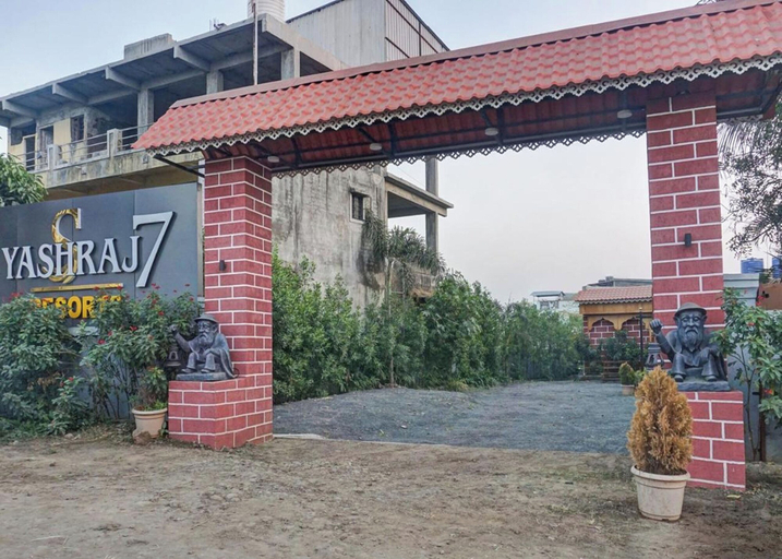 Exterior & Views