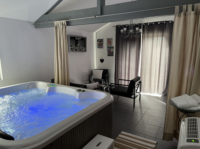 Bathroom, Le Clos Romantic, Dordogne