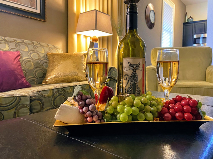 Food & Drinks, 30 A Suites, Walton
