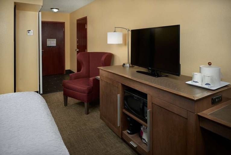 Bedroom 3, Hampton Inn Shelbyville, Shelby