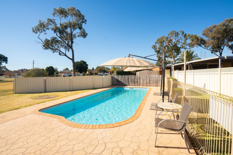 Sport & Beauty, Parkview Motor Inn, Parkes