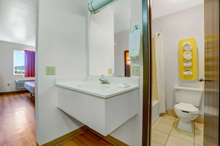 Bathroom, Motel6 Silver City, NM, Grant