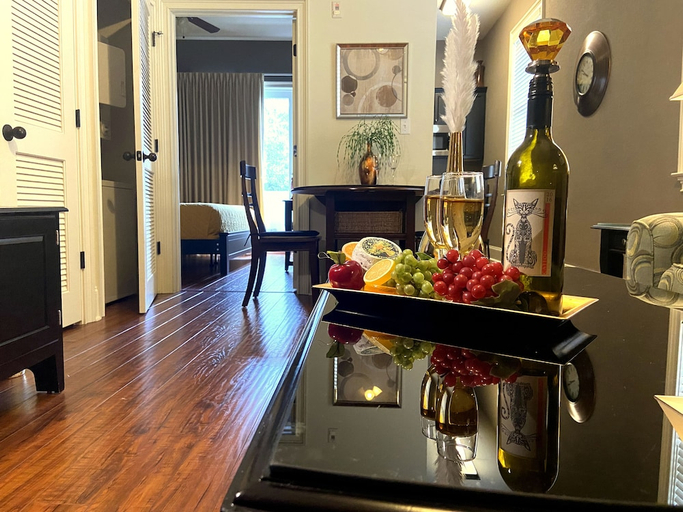 Others 5, 30 A Suites, Walton