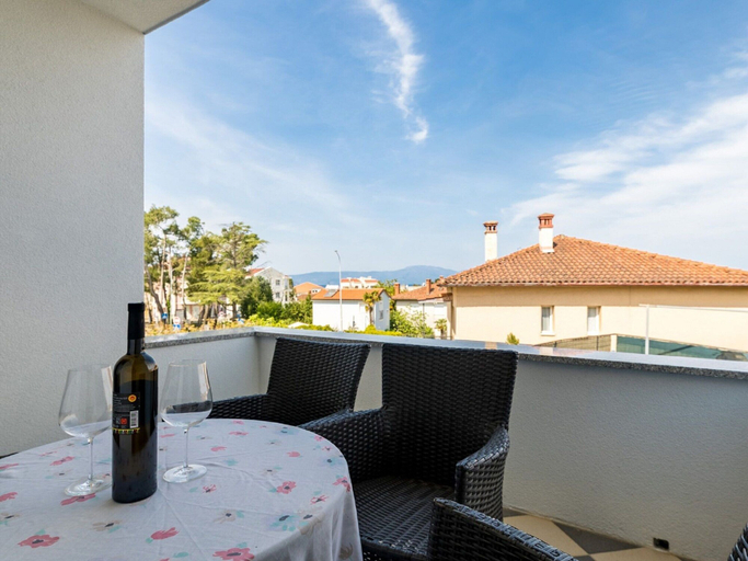 Others 4, Simplistic Apartment in Malinska near the Sea, Malinska-Dubašnica