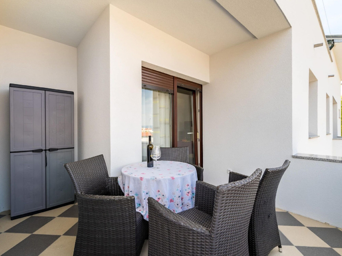 Others 5, Simplistic Apartment in Malinska near the Sea, Malinska-Dubašnica