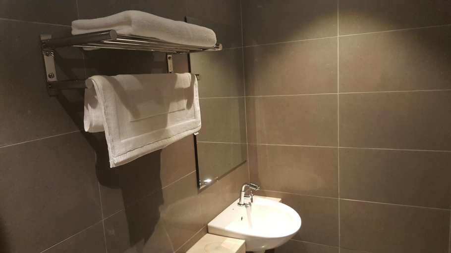 Bathroom 12