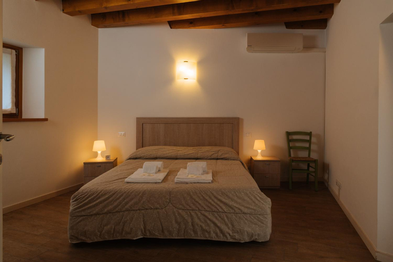 Bedroom 2, Albergo Diffuso Polcenigo C. Zoldan, Pordenone