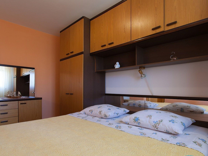 Bedroom 3, Cozy Apartment in Malinska near Sea, Malinska-Dubašnica