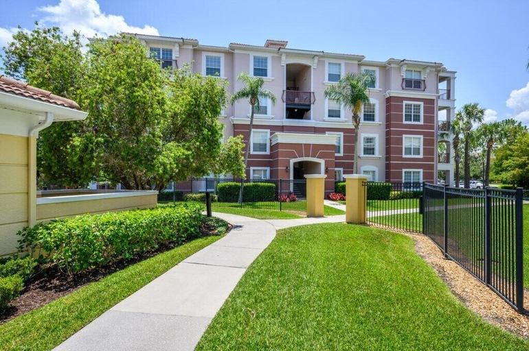 Exterior & Views 2, Newly Renovated Premium Condo, Vista Cay - 2002, Orange