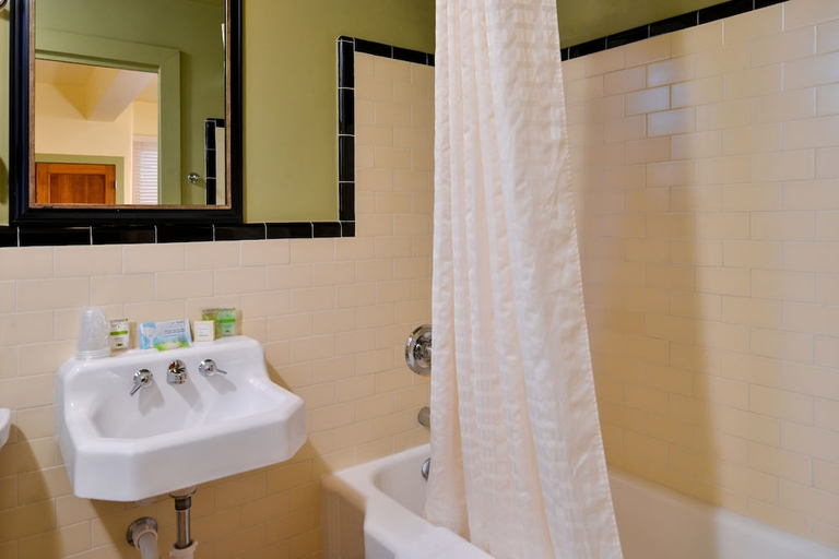 Bathroom 4, Murray Hotel, Grant