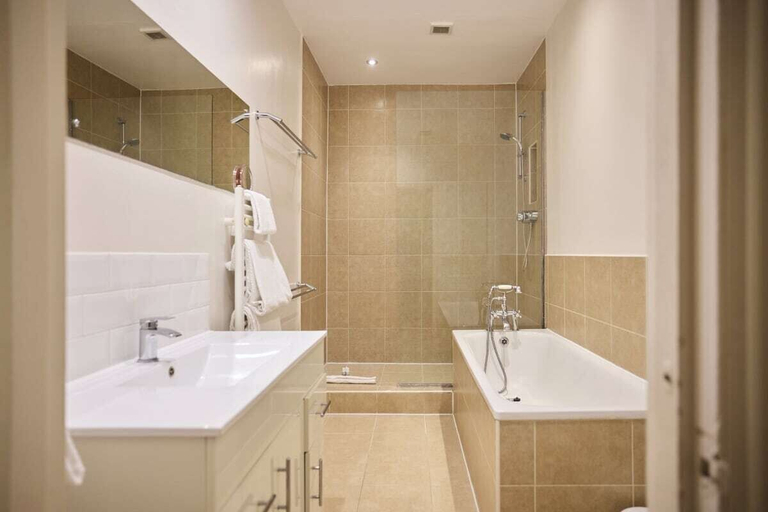 Bathroom 4, The West Kensington Hideout - Cozy 2bdr Flat With Garden, London