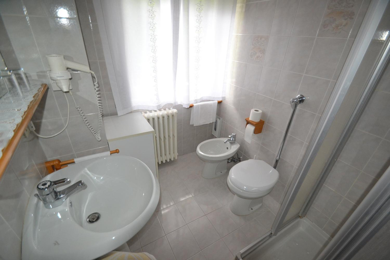 Bathroom 3, Hotel Villa Nevada, Belluno