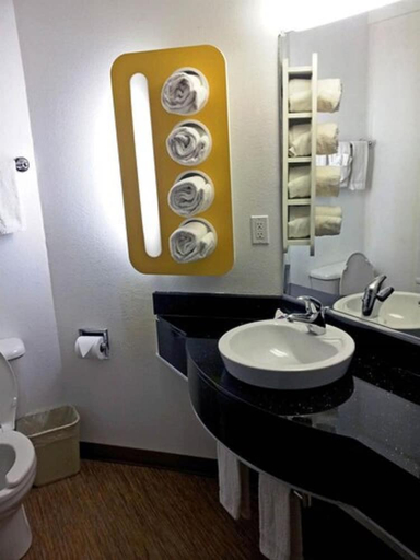 Bathroom 3, Motel6 Sinton, TX, San Patricio