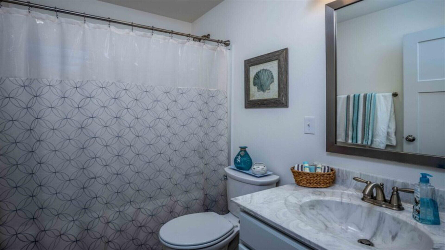 Bathroom 4, Splash Haven, La Salle