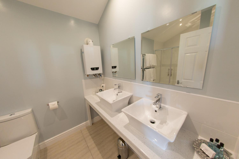 Bathroom 3, Silverstone Golf Club And Hotel, Northamptonshire