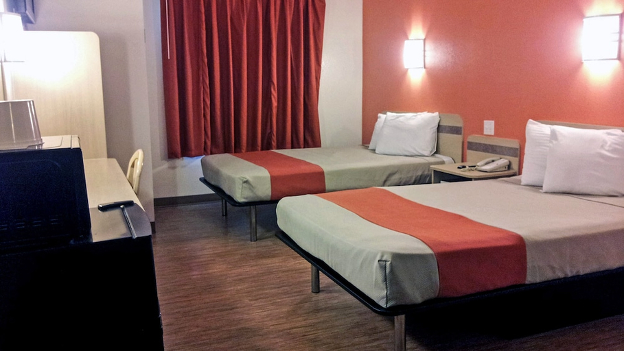 Bedroom 2, Motel6 Sinton, TX, San Patricio