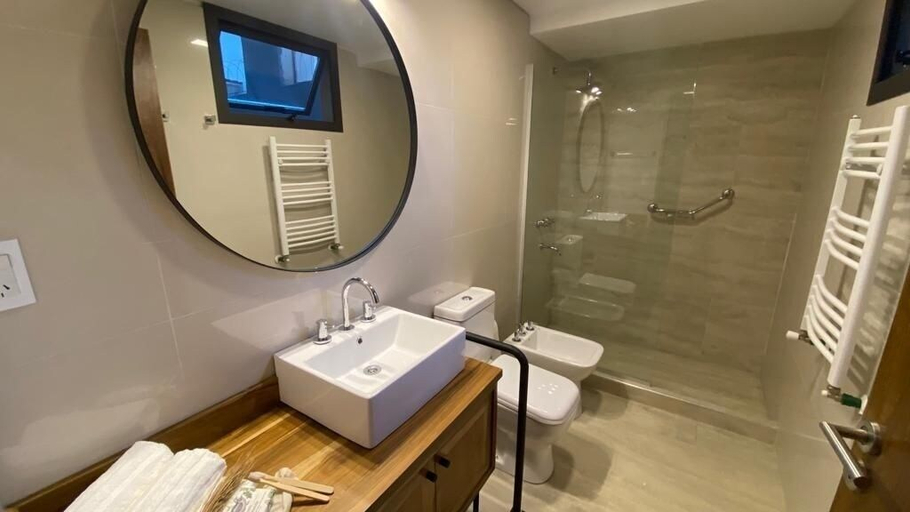 Bathroom 3, 718 Rufino Petit Hotel, Capital