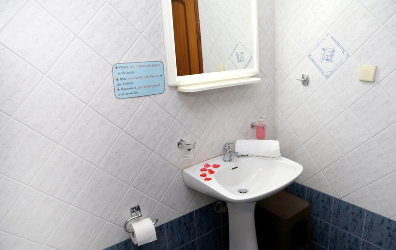 Bathroom 4, Athina, Crete