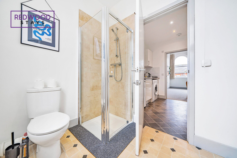 Bathroom 4, Wesley Chambers By REDWOOD STAYS, Hampshire