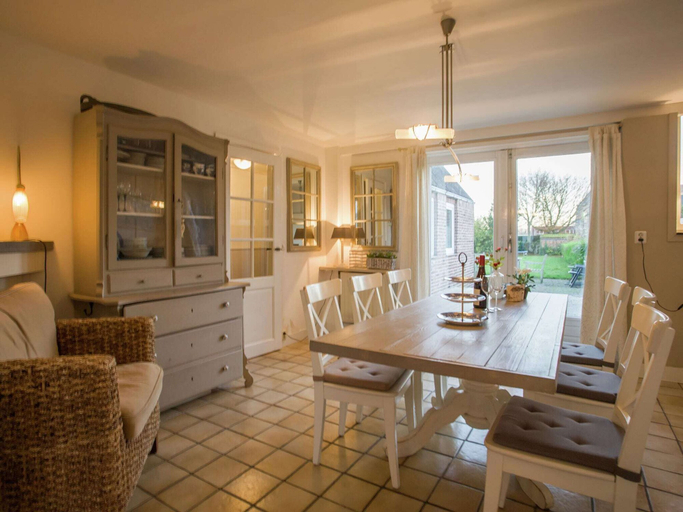 Dining 4, Spacious Holiday Home in Groede, Sluis