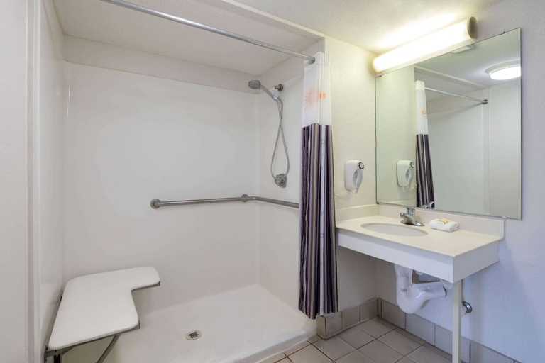 Bathroom 3, Super 8 by Wyndham Savannah, Chatham