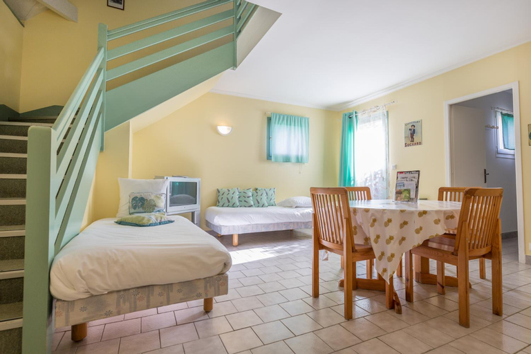 Bedroom 3, Logis Hotel Le Nuage, Loiret