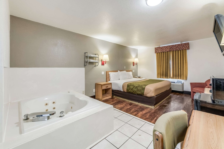 Bedroom 3, Econo Lodge Truman Inn, Pettis