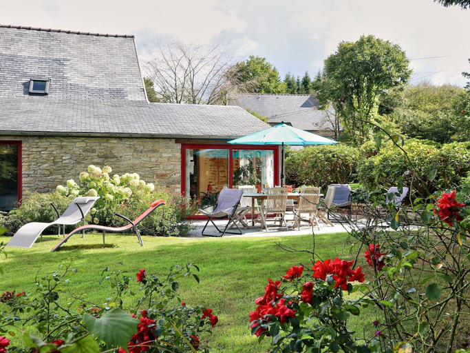Dining 4, Cosy Holiday Home in Huelgoat With Terrace, Finistère