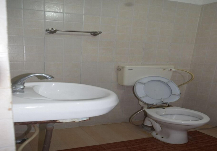Bathroom 4, Ali Baba Guest House, Chandauli