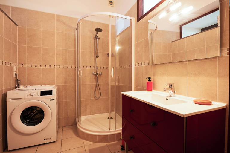 Bathroom, Unforgettable stay in Bordeaux heart, Gironde