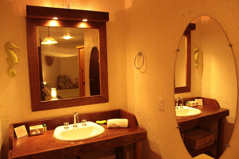Bathroom 2, Bangalore Suites, Garopaba