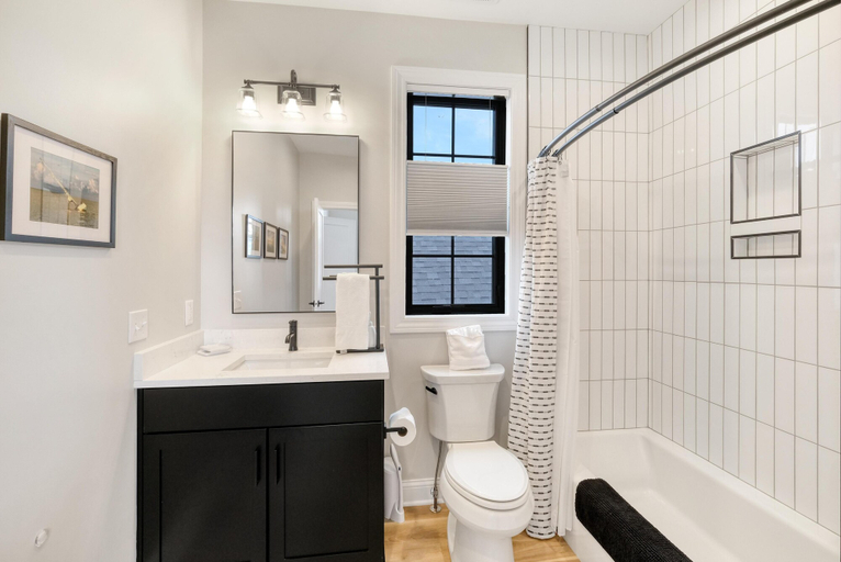 Bathroom 4, La Dolce Vita, La Salle
