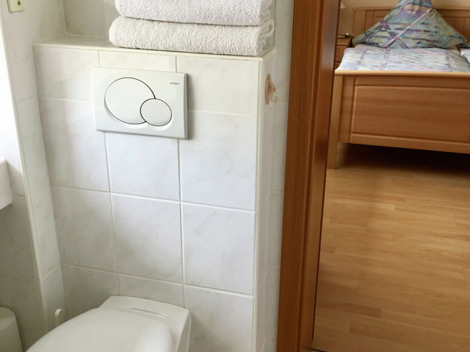Bathroom 4, Unterkunft mit zwei Baeder in Lirstal, Vulkaneifel