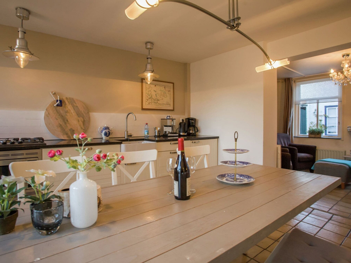 Dining 5, Spacious Holiday Home in Groede, Sluis