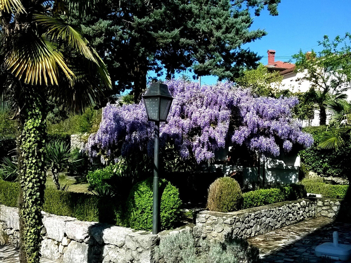 Exterior & Views 2, Spacious Apartment With Terrace & Outdoor Kitchen Surrounded by a Garden, Kastav