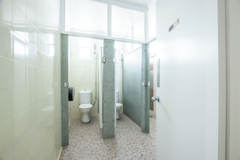 Bathroom 2, Unanderra Hotel, Wollongong Bal