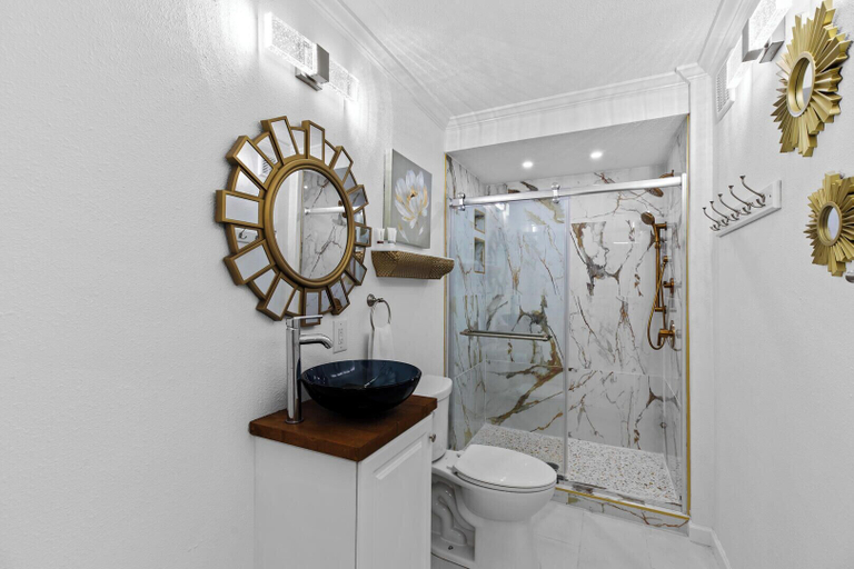 Bathroom 4, Luxury Ground Floor Condo - 1 Block to Beach & Bay!, Cameron