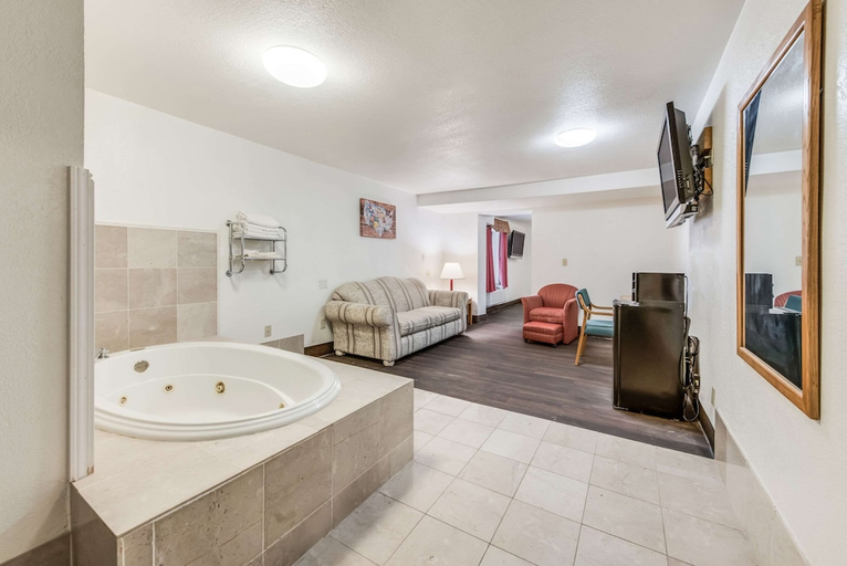 Bathroom 4, Econo Lodge Truman Inn, Pettis