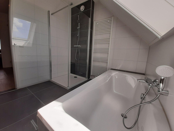 Bathroom 4, Villa in Friesland With Boat Rental, Littenseradiel