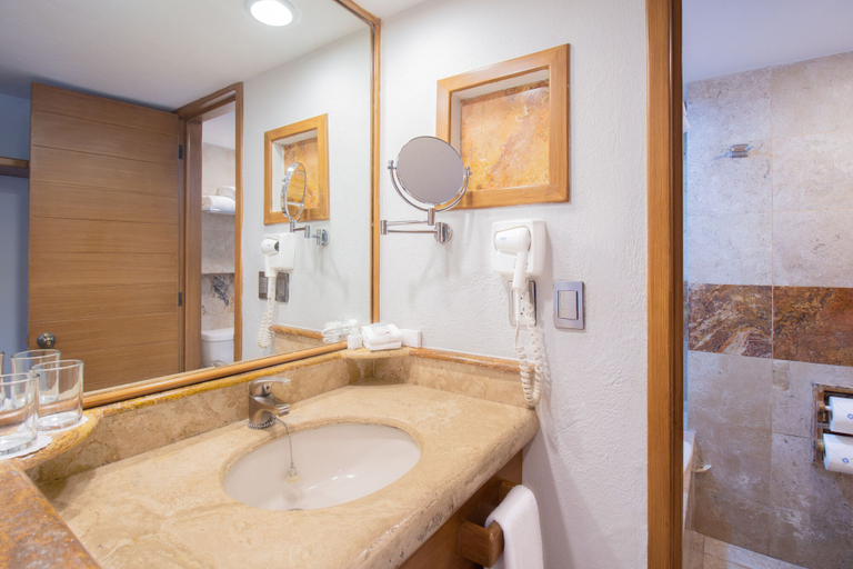 Bathroom 5, Plaza Pelicanos Club Beach Resort All Inclusive, Puerto Vallarta