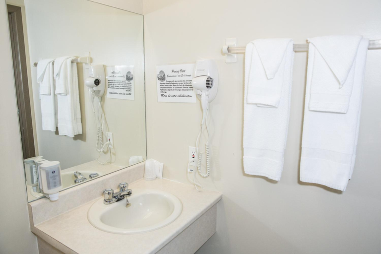 Bathroom, Hotel-Resto-Bar Le Journel, Robert-Cliche