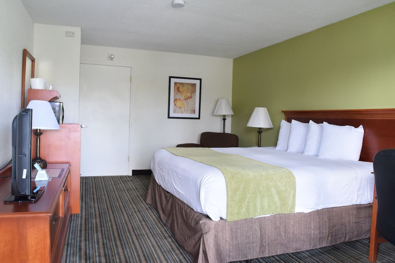 Bedroom 1, Ramada by Wyndham Savannah Gateway, Chatham