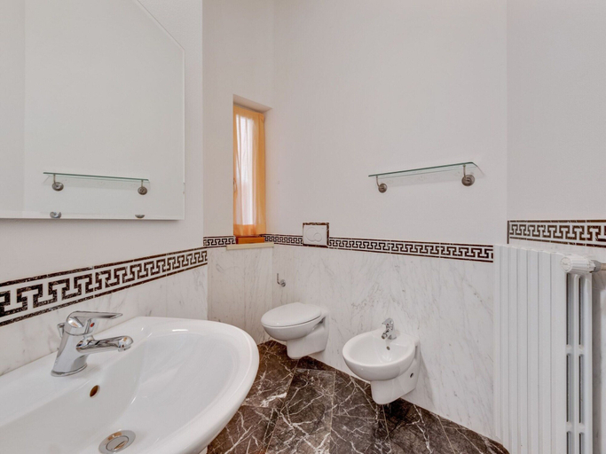 Bathroom 5, Apartment on Lake Idro With Pool, Brescia