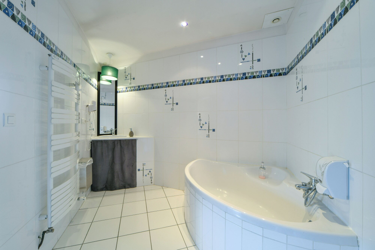 Bathroom 3, Enjoy Garden, Cher