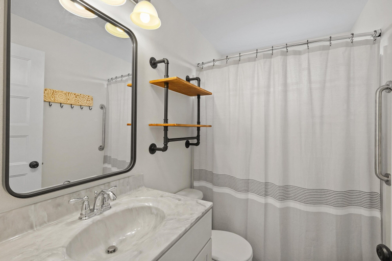 Bathroom 4, On Cloud Wine, La Salle