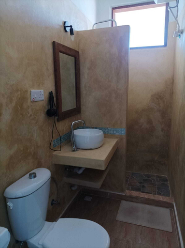 Bathroom 2, Zanzicrown Hotel, Kaskazini 'A'