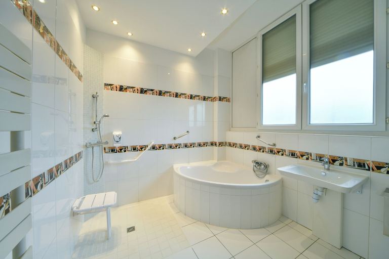 Bathroom 5, Enjoy Garden, Cher