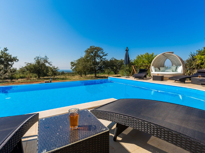 Sport & Beauty 5, Gorgeous Villa With Private Pool and Covered Terrace & Sea View, Kaštelir-Labinci